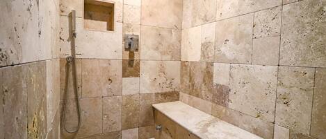 Bañera, secador de pelo, toallas