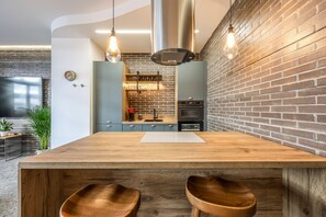 Fridge, microwave, oven, dishwasher - loft reformado de diseño de alquiler temporal (Madrid)