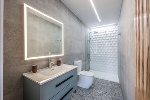 Een douche, een haardroger, handdoeken