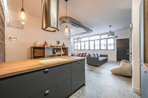 Interior - loft reformado de diseño de alquiler temporal (Madrid)