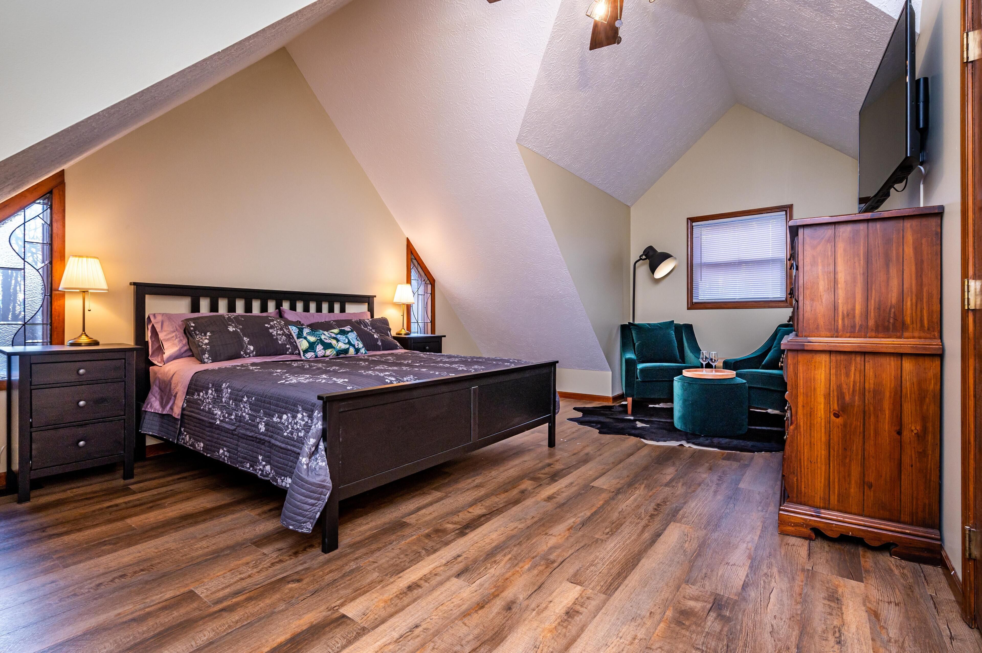 2BR, 3.5 BA Log Cabin