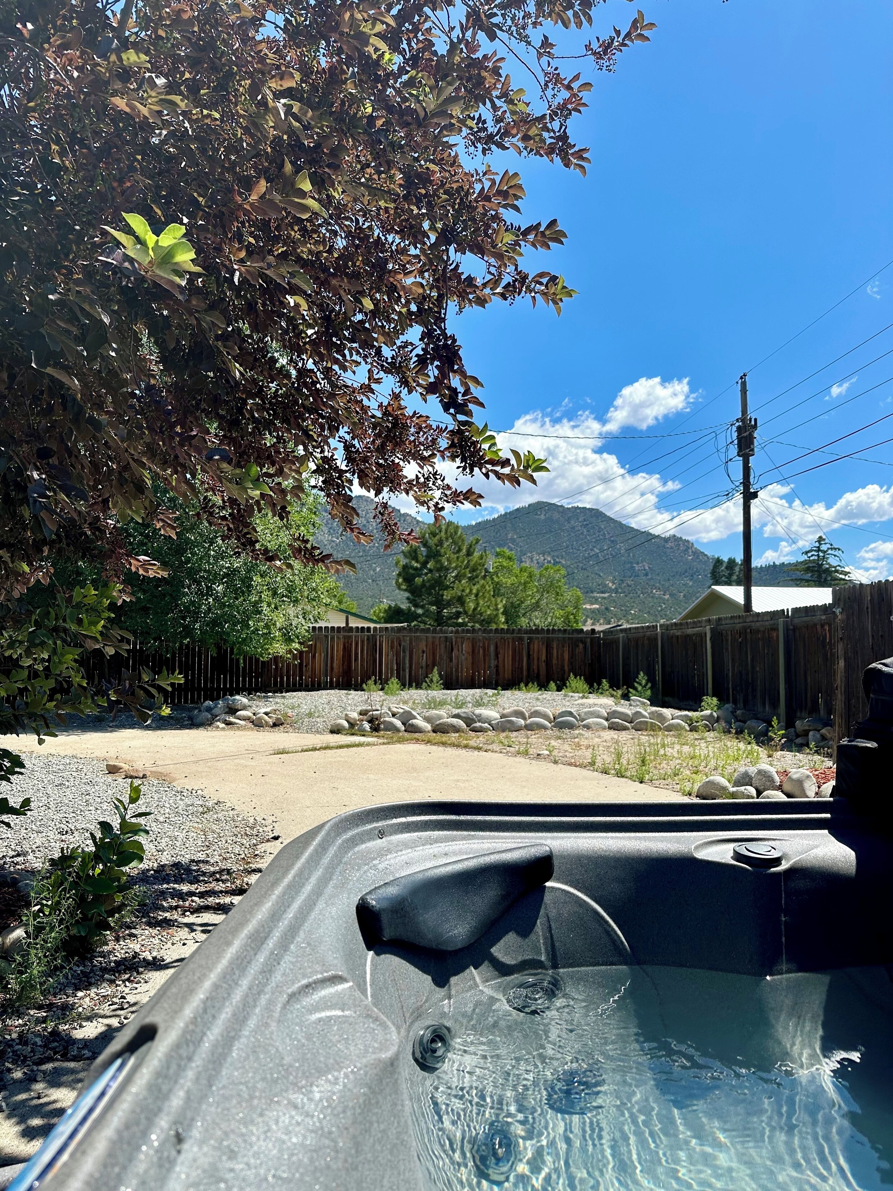 {The Paddle Pad} large, private backyard with hot tub