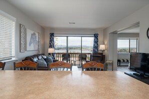 Smart TV, mesa de ping pong, videoteca