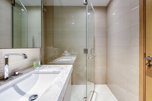 Een bad, gratis toiletartikelen, een haardroger, handdoeken