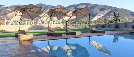 Piscine extérieure, chaises longues
