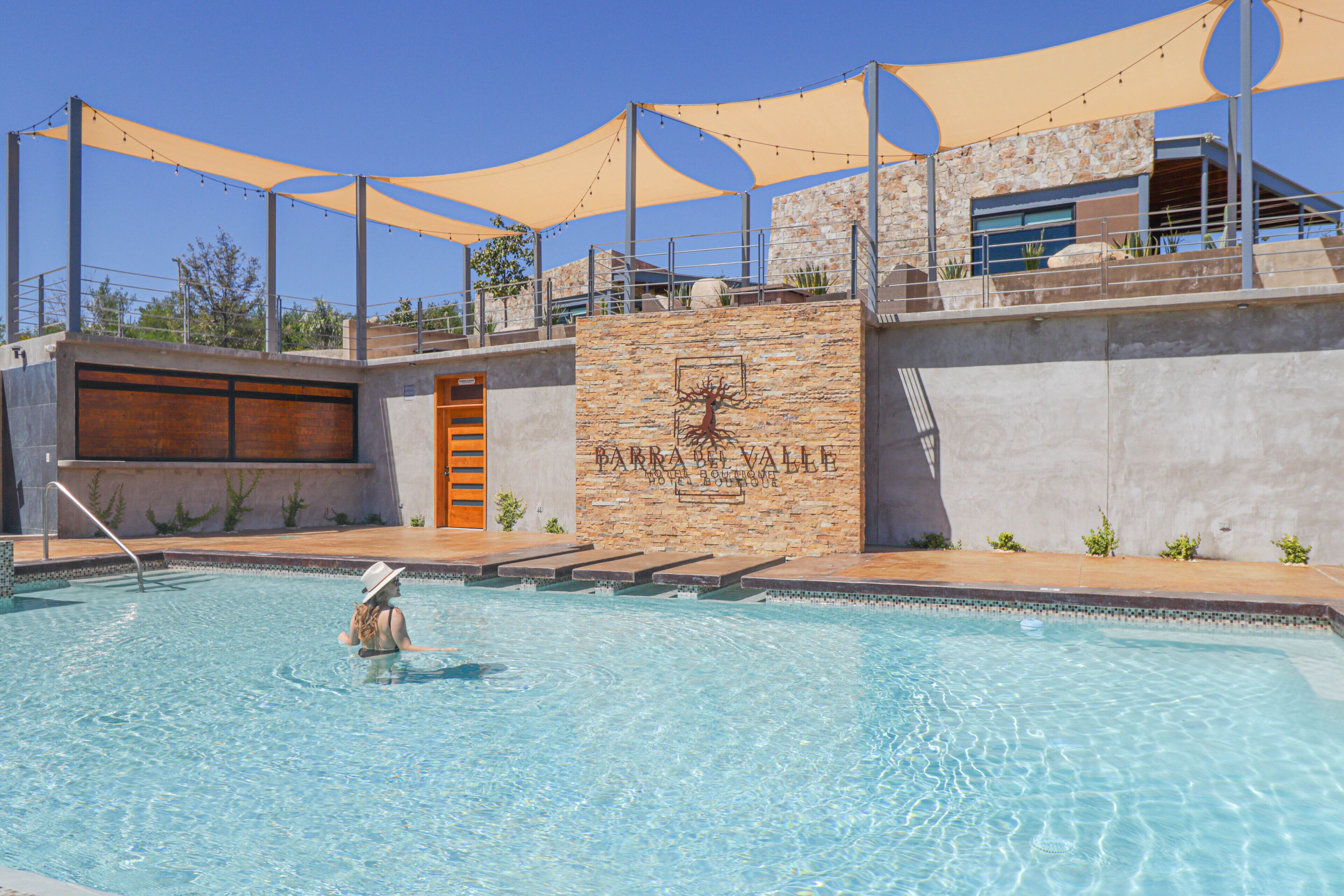 Alberca al aire libre y camastros 