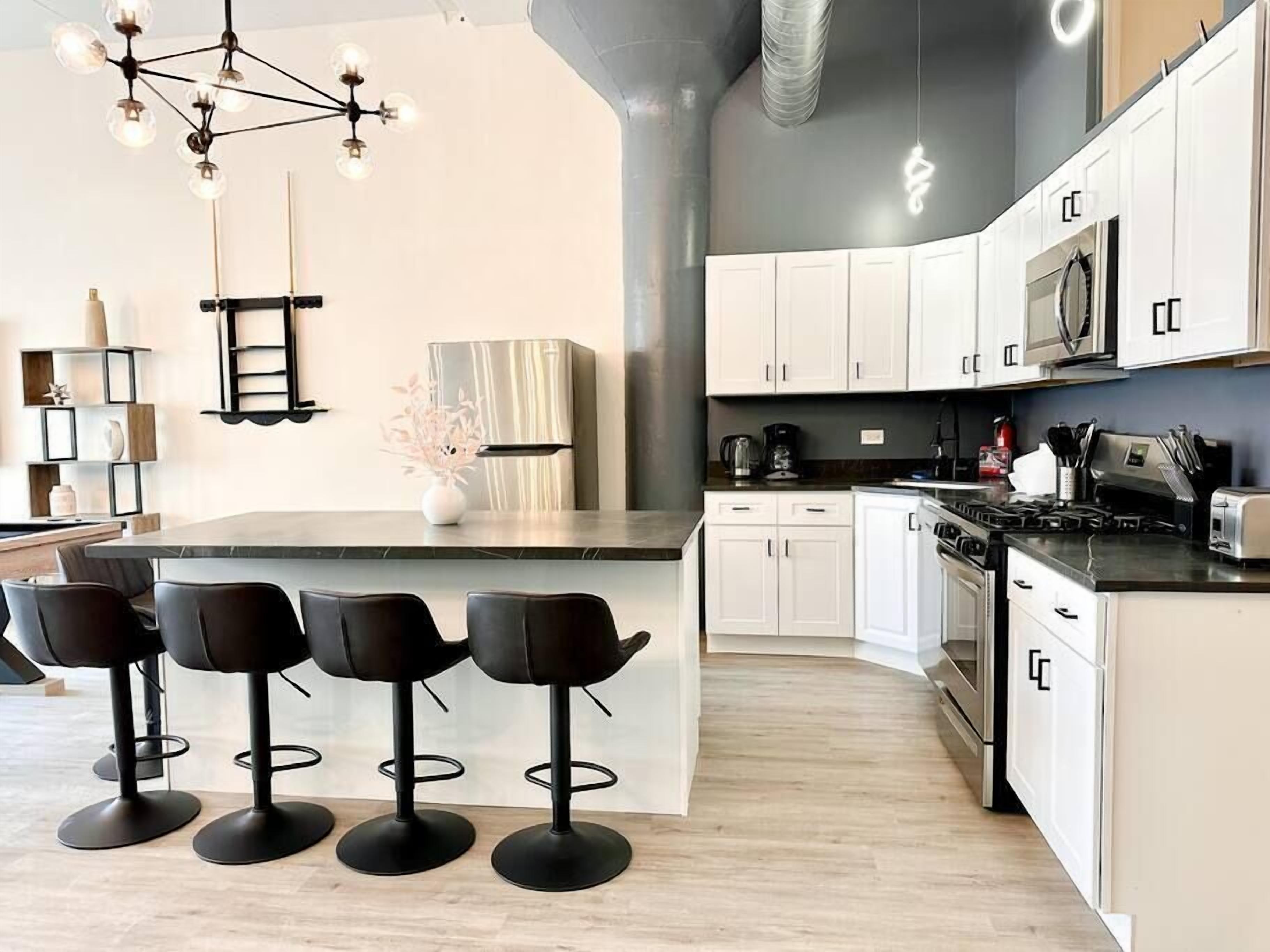 McCormick Place Luxurious 5 bed\/3 bath HUGE Suite for groups