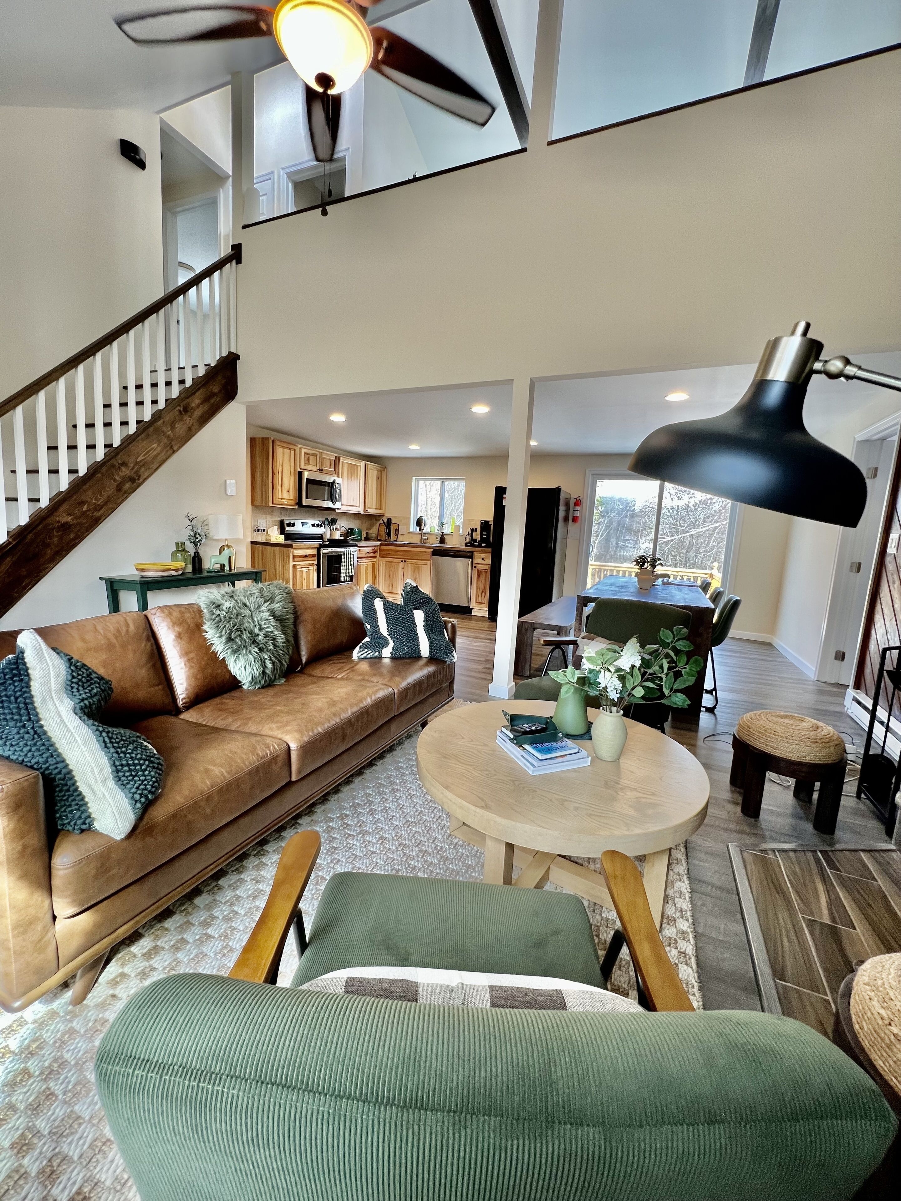 Smart-TV, peis, bordtennis og bøker