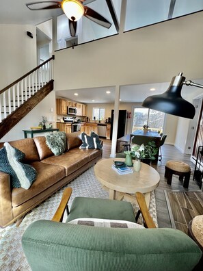 تلفزيون ذكي، مدفأة، تنس طاولة، كُتُب