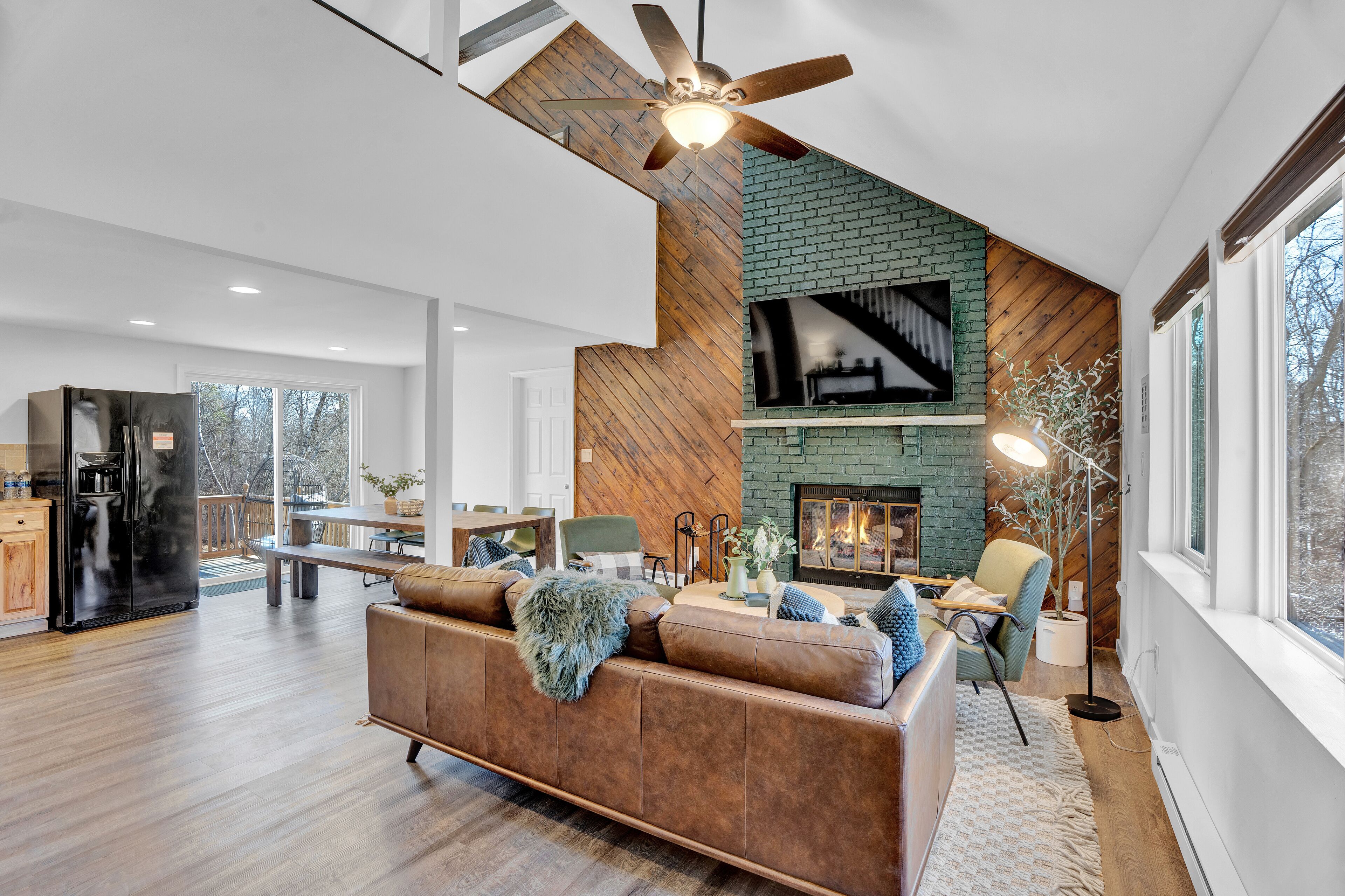 Smart-TV, peis, bordtennis og bøker