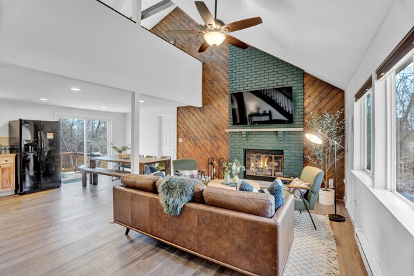 تلفزيون ذكي، مدفأة، تنس طاولة، كُتُب