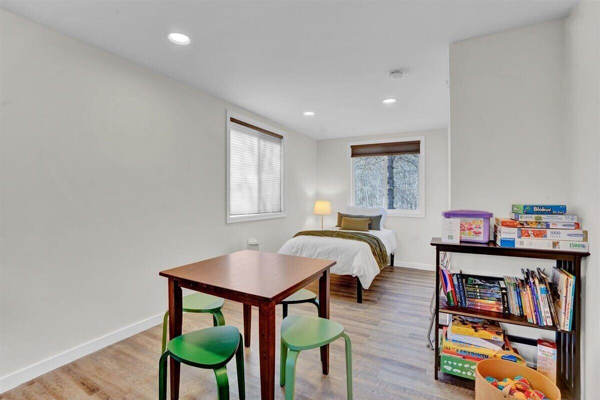 3 slaapkamers, een bureau, een strijkplank/strijkijzer, reisbedje