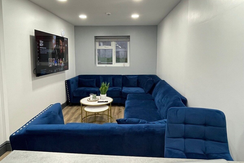 76 Bournbrook Road Equipped Studios Near QE