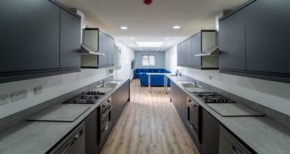 76 Bournbrook Road Equipped Studios Near QE