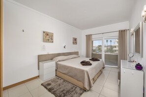 1 chambre, coffres-forts dans les chambres, fer et planche à repasser