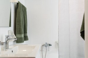 吹风机、毛巾、肥皂、洗发水