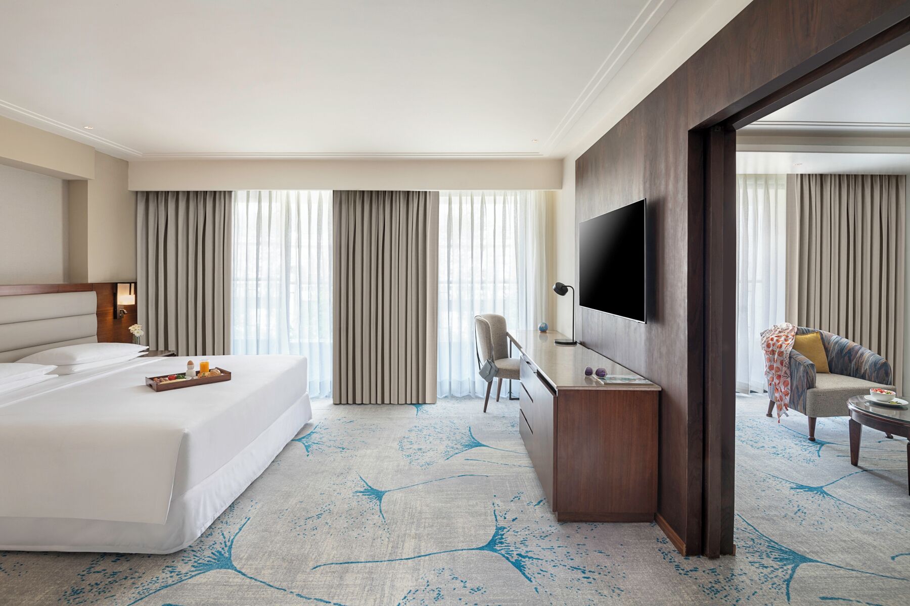 ห้องสวีท | มินิบาร์, ตู้นิรภัยในห้องพัก, โต๊ะทำงาน, พื้นที่ทำงานแบบใช้แล็ปท็อป