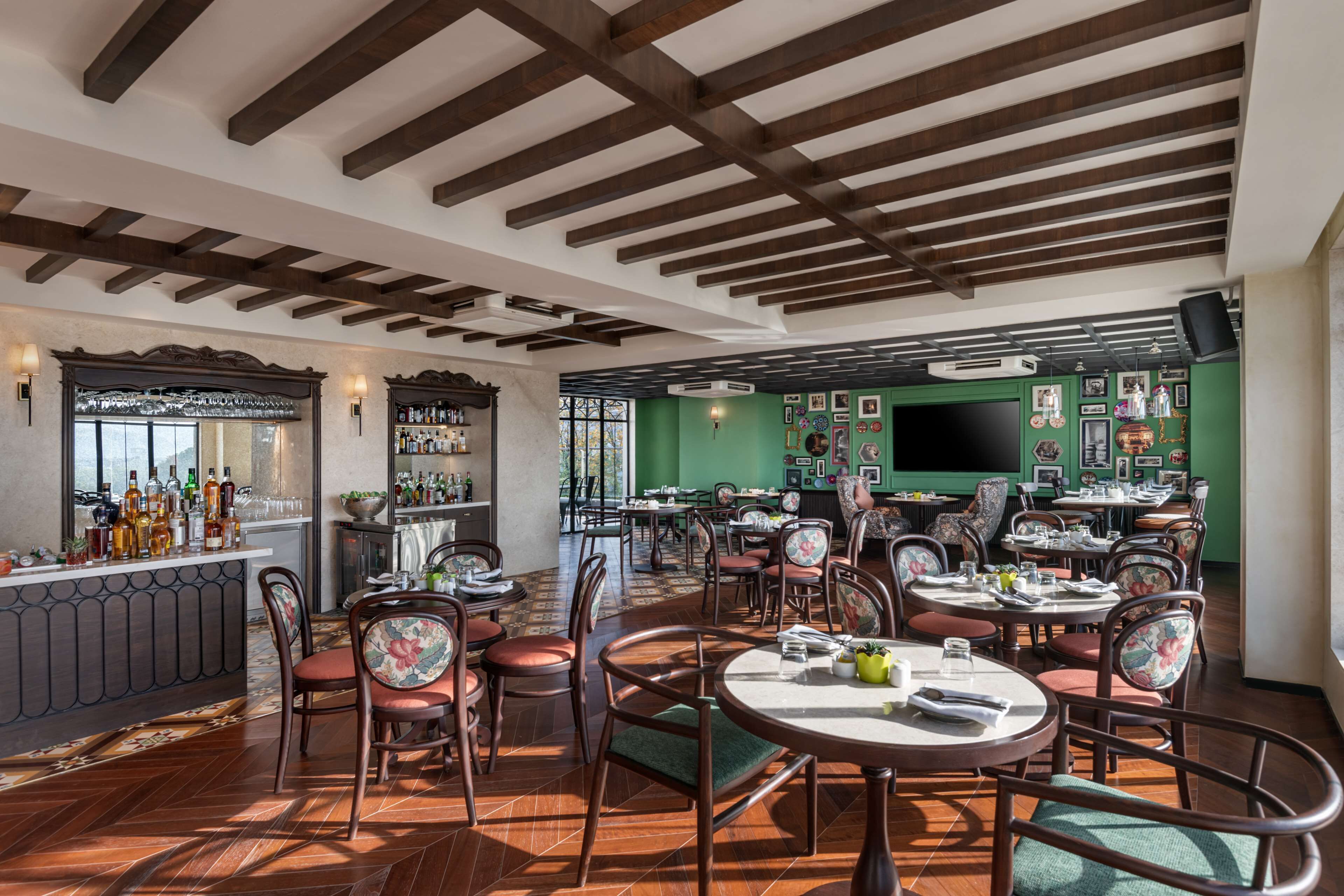 2 restaurants, breakfast served