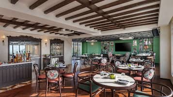 2 restaurants, breakfast served