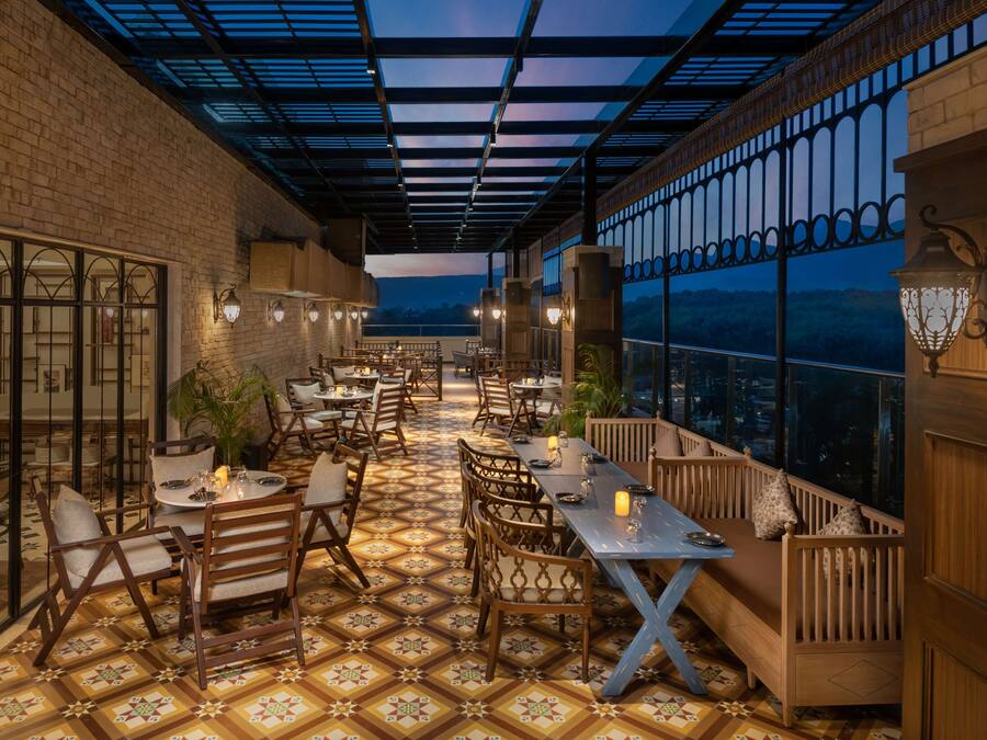 2 restaurantes, se sirve desayuno