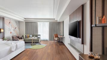 Executive Room, 1 King Bed | Minibar, in-room safe, desk, laptop workspace