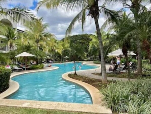 Een buitenzwembad, een verwarmd zwembad