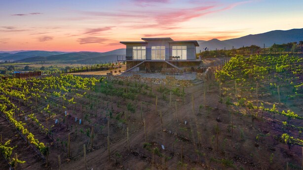 A modern house with a large terrace, surrounded by vineyards. -  Casa Buena Vista (Valle de Guadalupe)