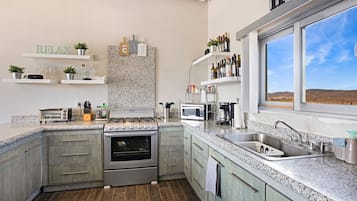Villa | Cocina privada | Refrigerador con congelador, microondas, horno y tostadora