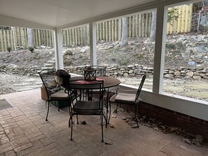 Outdoor dining - Laurel Lodge (Black Mountain)