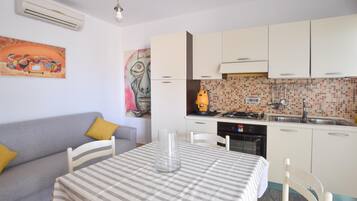 Réfrigérateur, plaque de cuisson, cafetiÚre/bouilloire