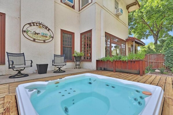 Outdoor spa tub - Huge King Suite with Private Bath, Hot Tub and Pool. (Gainesville)