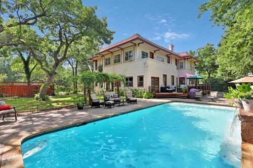 Huge King Suite with Private Bath, Hot Tub and Pool.