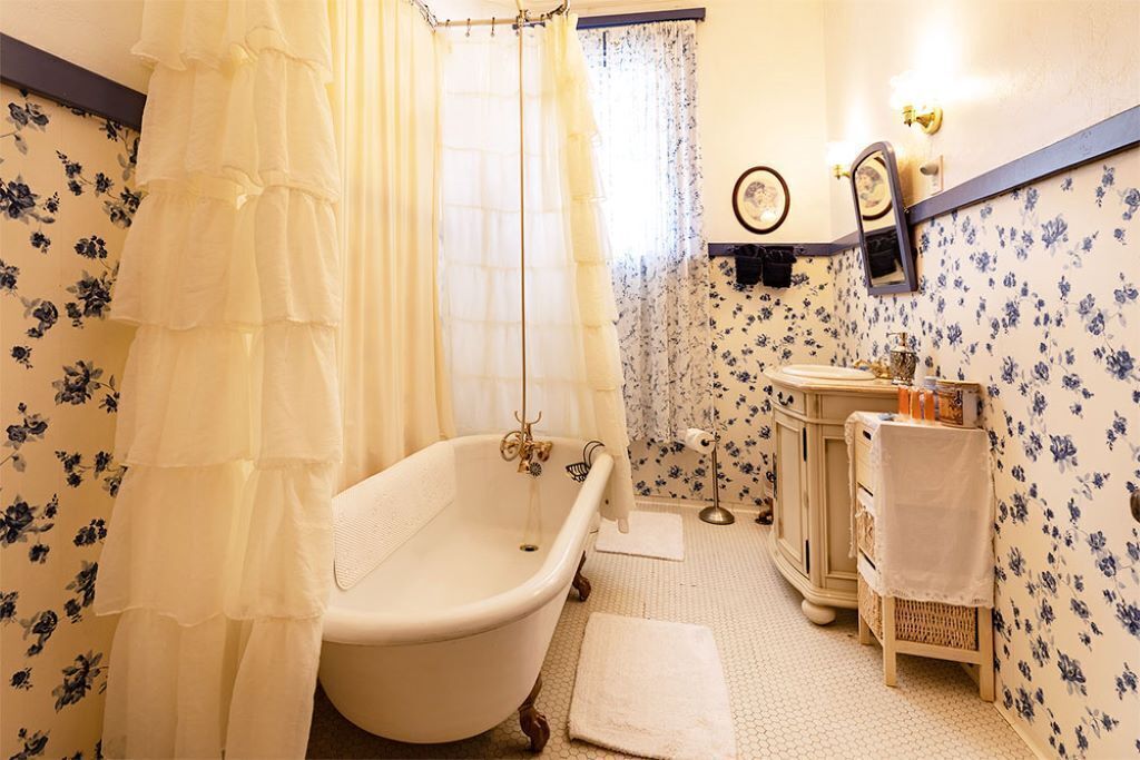 Queen Size Suite with a shared Hallway Bath