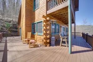 Outdoor dining - Waynesville Vacation Rental w/ Mountain Views! (Waynesville)