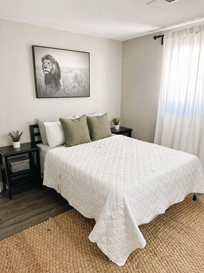 4 عدّة غرف نوم وخزنة داخل الغرفة ومكواة/لوح كي وسرير سفر