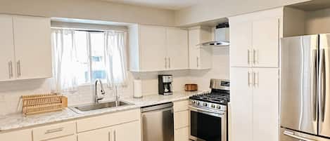 Geladeira, micro-ondas, fogão, cooktop