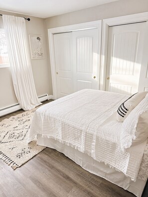 4 bedrooms, in-room safe, iron/ironing board, travel crib - Modern 4 Bedroom Home (Fallon)