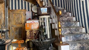 A staircase with striped wallpaper, a vintage radio, and a statue. - Mazi Otel (Mudanya)