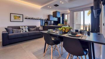 Une cuisine moderne avec un coin repas, comprenant un canapé, des chaises et une table dressée pour le dîner.