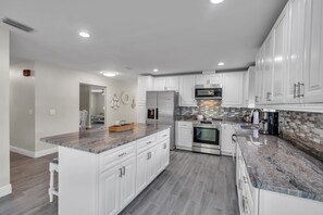 冷蔵庫、電子レンジ、オーブン、コンロ