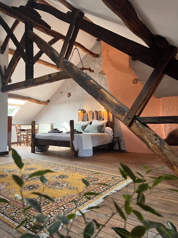 3 habitaciones, escritorio y tabla de planchar con plancha