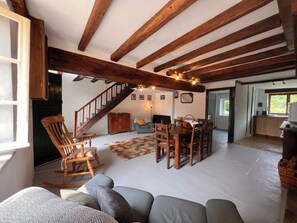 Televisión y chimenea