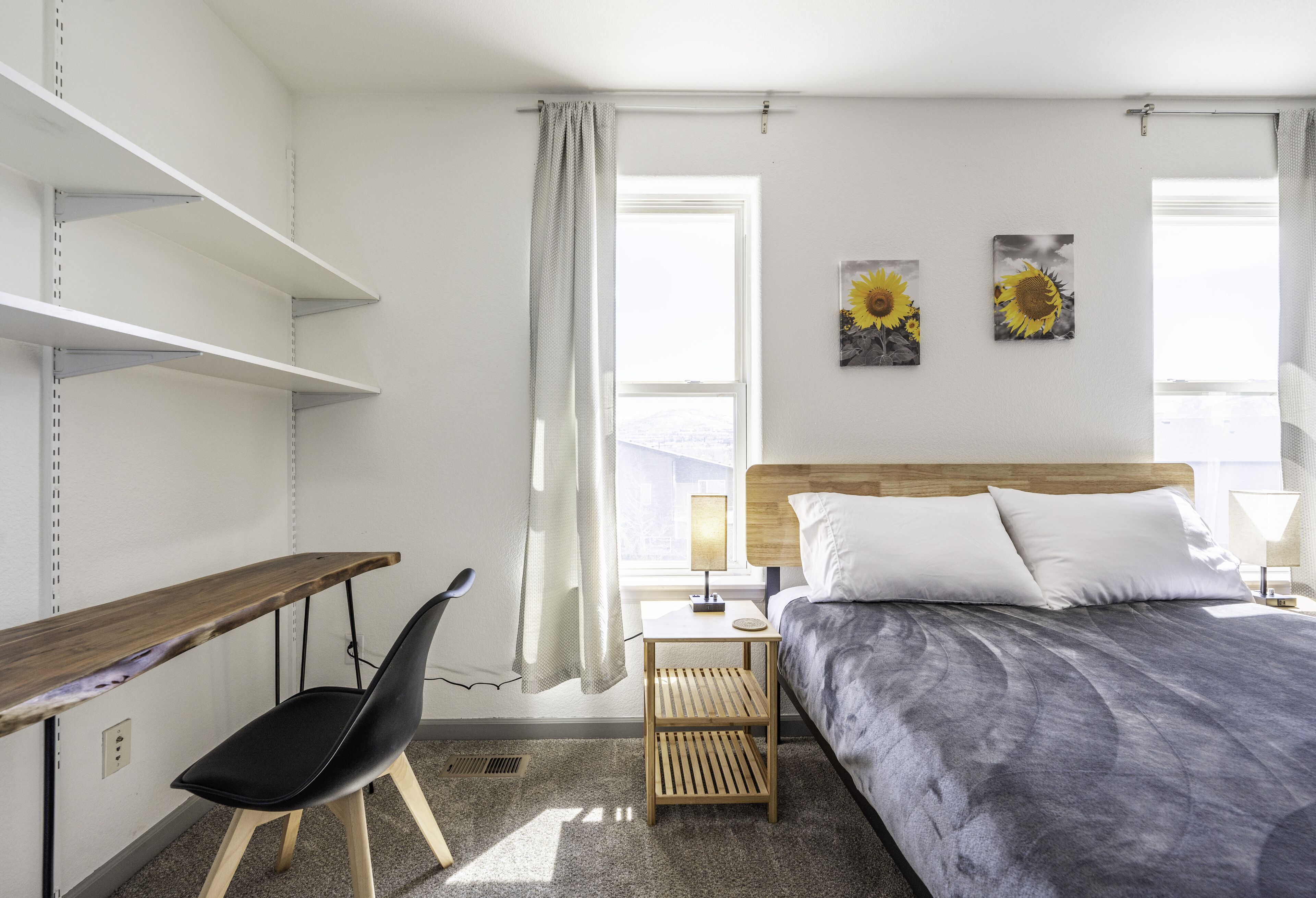 4 slaapkamers, een bureau, een strijkplank/strijkijzer, reisbedje