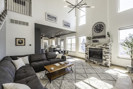 Smart TV, fireplace, books. Golden Home on the Hill near Red Rocks