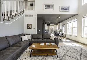 تلفزيون ذكي، مدفأة، كُتُب