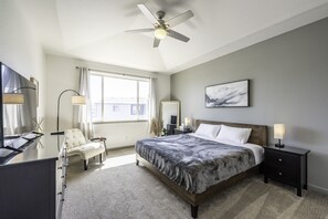 4 عدّة غرف نوم ومكتب ومكواة/لوح كي وسرير سفر