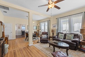 TV - Eva Maes Waterfront Cottage Cedar Key Amazing View (Cedar Key)