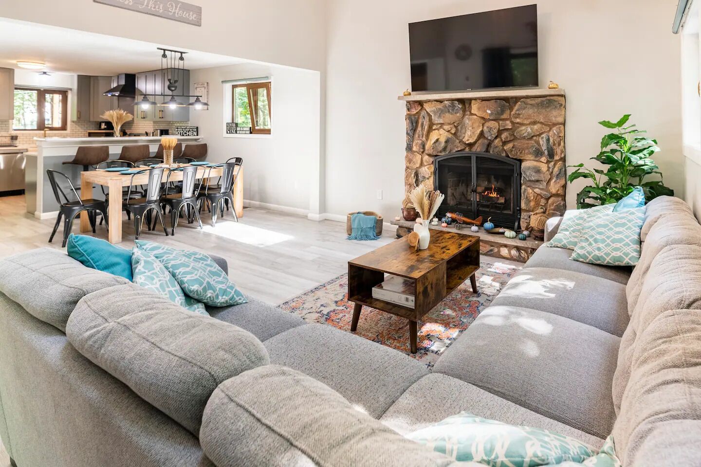 Pocono Green Pearl / Luxury Vacation - Hot Tub, Game Room, Fire Pit, Shared Pool