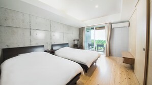 Ein modernes Hotelzimmer mit zwei Betten, einer Beton-Akzentwand, Holzboden, einem Balkon mit Blick und einem großen Fenster mit Vorhängen.