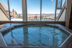 Una piscina cubierta, una piscina climatizada